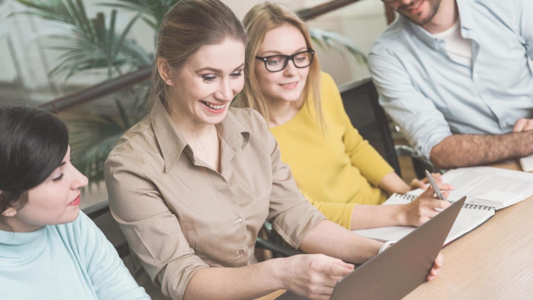 Profesionales trabajando en estrategias de control de presupuesto
